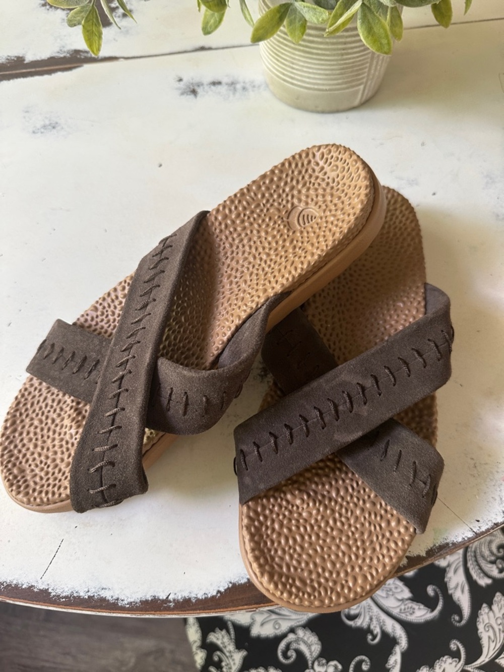 Acorn Slides Size 8. New
